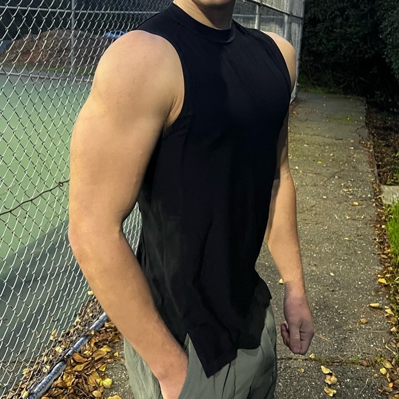 ALPHALETE MEN SLEEVELESS SPLIT END TANK TOP VEST T SHIRT ALL BLACK WORKOUT SPORT - Picture 1 of 16